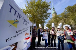 Auch ATTAC beteiligte sich am Aktionstag gegen TTIP/CETA. Fotos: Alex Völkel