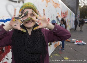 Borsig 11 gestaltet Wand am Vincenz-Heim in der Oesterholzstraße. Isabell mit Spaß dabei