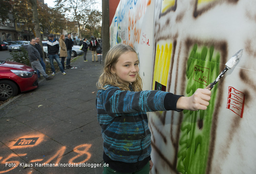 Borsig 11 gestaltet Wand am Vincenz-Heim in der Oesterholzstraße. Silvana hat ein Haus gemalt