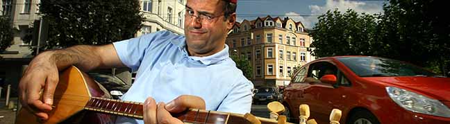 Der deutsch-türkische Autor, Poet und Komiker Ilhan Atasoy lebt seit über dreißig Jahren in Dortmund.