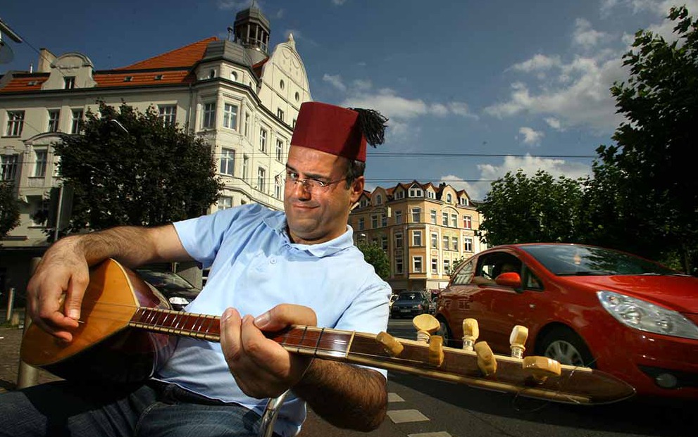 Der deutsch-türkische Autor, Poet und Komiker Ilhan Atasoy lebt seit über dreißig Jahren in Dortmund.