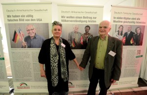 Sabine und Dr. Klaus Gelmroth schauen sich begeistert die Ausstellung an. Foto: Alex Völkel