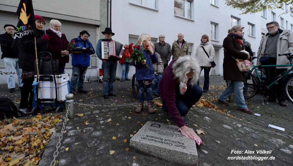 Das Bündnis gegen rechts hatte eine Tour zu den Stolpersteinen und dem Gedenkstein für Mehmet Kubasik gemacht.