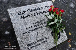 Das Bündnis gegen rechts hatte eine Tour zu den Stolpersteinen und dem Gedenkstein für Mehmet Kubasik gemacht.