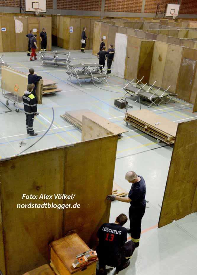 Feuerwehr und Johanniter haben die Hallen für Flüchtlinge hergerichtet.