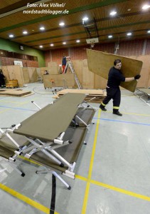 Feuerwehr und Johanniter haben die Hallen für Flüchtlinge hergerichtet.