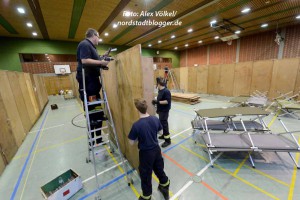 Feuerwehr und Johanniter haben die Hallen für Flüchtlinge hergerichtet.