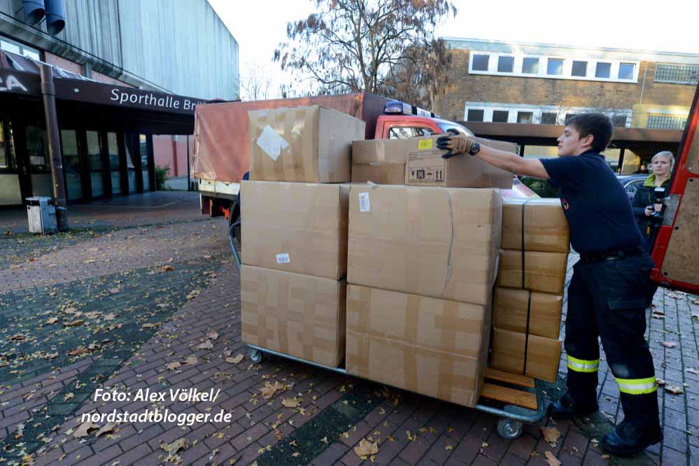 Feuerwehr und Johanniter haben die Hallen für Flüchtlinge hergerichtet.