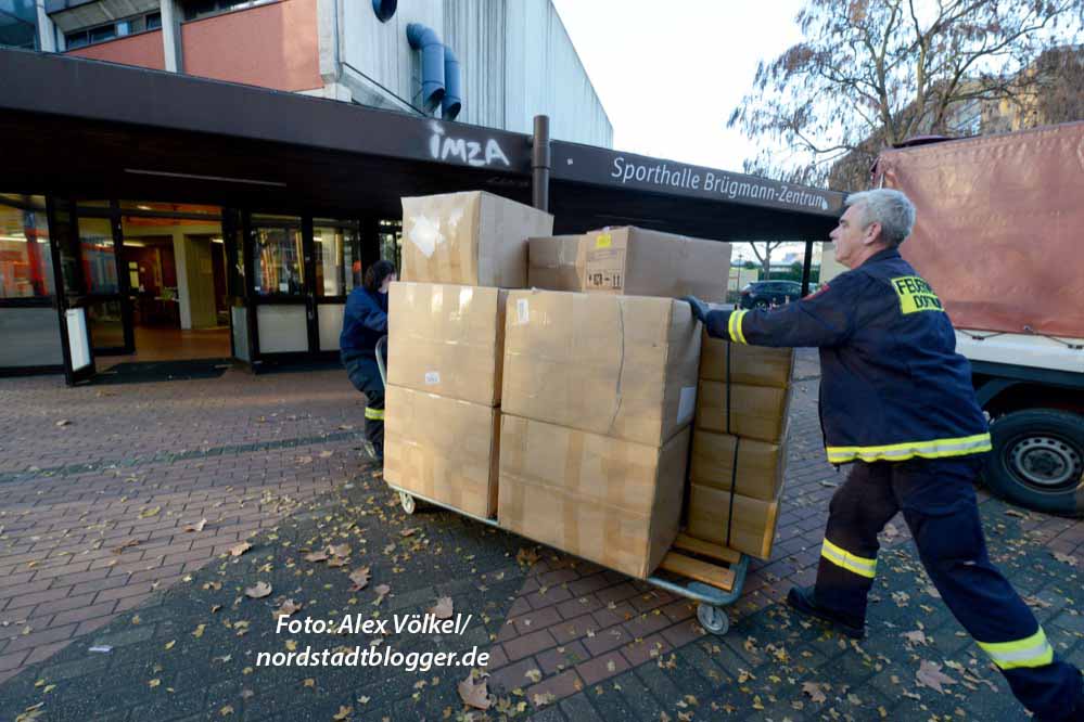Feuerwehr und Johanniter haben die Hallen für Flüchtlinge hergerichtet.