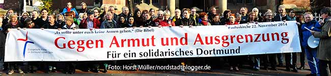 Zeichen gegen die Armut: ein acht Meter langes Banner entrollten die Teilnehmer der Schwerpunktveranstaltung zur Themenwoche "Armut in Dortmund" der evangelischen Kirche in Dortmund-Lünen-Selm am Samstag, 22.November 2014 vor der Pauluskirche an der Schützenstraße.