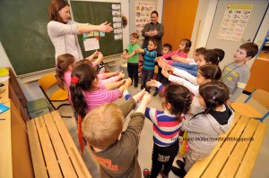 Schulpädagogin Stefanie Brodhage (links) beim Unterricht in der Spiel- und Lernstube an der Nordmarkt - Grundschule. Dieses Angebot in der Trägerschaft der Stadtteilschule e.V. ist besonders für die vier- bis sechsährigen Kinder der Einwanderer-Familien aus Bulgarien und Rumänien, sowie aus Marokko mit spanischen Pässen bestimmt, die  in der ersten Grundschulklasse nicht mitkommen würden. Der Lions-Club Phönix-See Dortmund hat seine im Februar begonnene finanzielle Unterstützung am 11.November 2014 um ein weiteres Jahr verlängert.