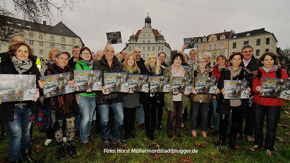 24 Tage bis Weihnachten sind es noch nicht, aber alle Beteiligten freuen sich schon auf den aktuellen "Adventskalender Borsigplatz", den es jetzt schon kostenlos im Quartiersbüro, Borsigplatz 1, gibt. Am 28. November ist die Weihnachtsfeier des Gewerbevereins Borsigplatz der Auftakt zum Adventskalender. 24 Veranstaltungen finden sich hinter den Türchen.