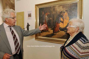 Horst Klaffke, Hoeschianer im Ruhestand und selbst "Thomasmann", mit Marlies Berndsen an dem Gemälde  in der Ausstellung des Hoesch-Museums, das Arbeiter am der Thomasbirne zeigt. Klaffke initierte die Geschichte über die Thomaskerle, die zu Erholung ins Münsterland geschickt wurden. Marlies Berndsen ist die Schwiegertochter Alfred Berndsens, erster Arbeitsdirektor und Erfinder der Erholungsmaßnahme.