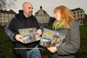 Tobias Marx zeichnete das Motiv des neuen Adventskalenders Borsigplatz und Lydia Albers vom Quartiersmangement freut sich über versteckte Details. Den Kalender gibt es kostenlos im Quartiersbüro, Borsigplatz 1. Am 28. November ist die Weihnachtsfeier des Gewerbevereins Borsigplatz der Auftakt zum Adventskalender. 24 Veranstaltungen finden sich hinter den Türchen.