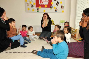 Das Schleswiger Viertel hat jetzt eine Kinderlachen-Kinderstube von FABIDO. Jugenddezernentin Waltraud Bonekamp eröffnete am 7. November 2014 die insgesamt vierte Einrichtung dieser Art des städtischen Eigenbetriebs in der Nordstadt. In dem ehemaligen Ladenlokal des Hauses Missundestrasse 2/Ecke Nordstraße betreuen drei Tagesmütter ganztags neun bis zu dreijährige Kinder.