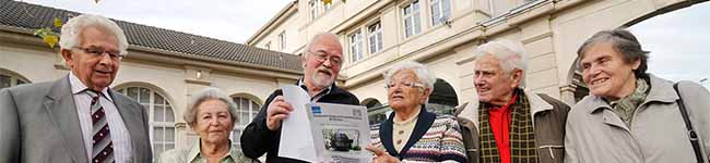 Vor dem Hoesch-Museum: Wilfried Stockhaus (3. v.l.), mit Zeitzeugen, die ihm bei der Recherche zur Geschichte der Thomaskerle (5. Band der "Industriegeschichtlichen Blätter" des Hoesch-Museums) halfen.