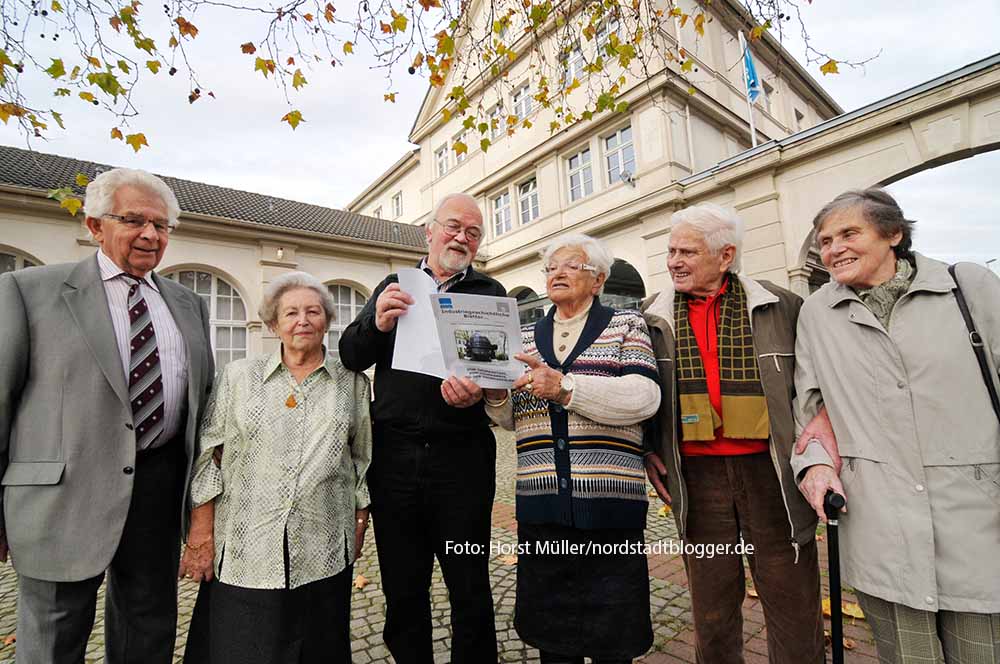 Vor dem Hoesch-Museum: Wilfried Stockhaus (3. v.l.), mit Zeitzeugen, die ihm bei der Recherche zur Geschichte der Thomaskerle (5. Band der "Industriegeschichtlichen Blätter" des Hoesch-Museums) halfen.