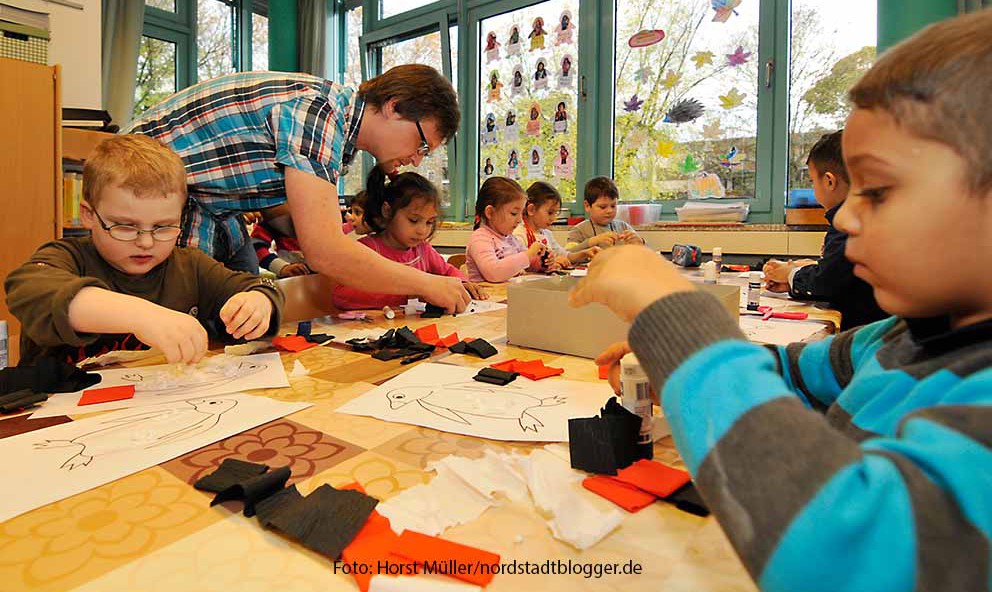 Ingo Malphow, Praktikant, hilft  den Kindern beim Basteln in der Spiel- und Lernstube an der Nordmarkt - Grundschule. Dieses Angebot in der Trägerschaft der Stadtteilschule e.V. ist besonders für die vier- bis sechsährigen Kinder der Einwanderer-Familien aus Bulgarien und Rumänien, sowie aus Marokko mit spanischen Pässen bestimmt, die  in der ersten Grundschulklasse nicht mitkommen würden. Der Lions-Club Phönix-See Dortmund hat seine im Februar begonnene finanzielle Unterstützung am 11.November 2014 um ein weiteres Jahr verlängert.