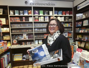 Buchhandlung Lifass ergänzt ihr Angebot mit Medien von zweitausendeins. Katharina Iven von Litfass