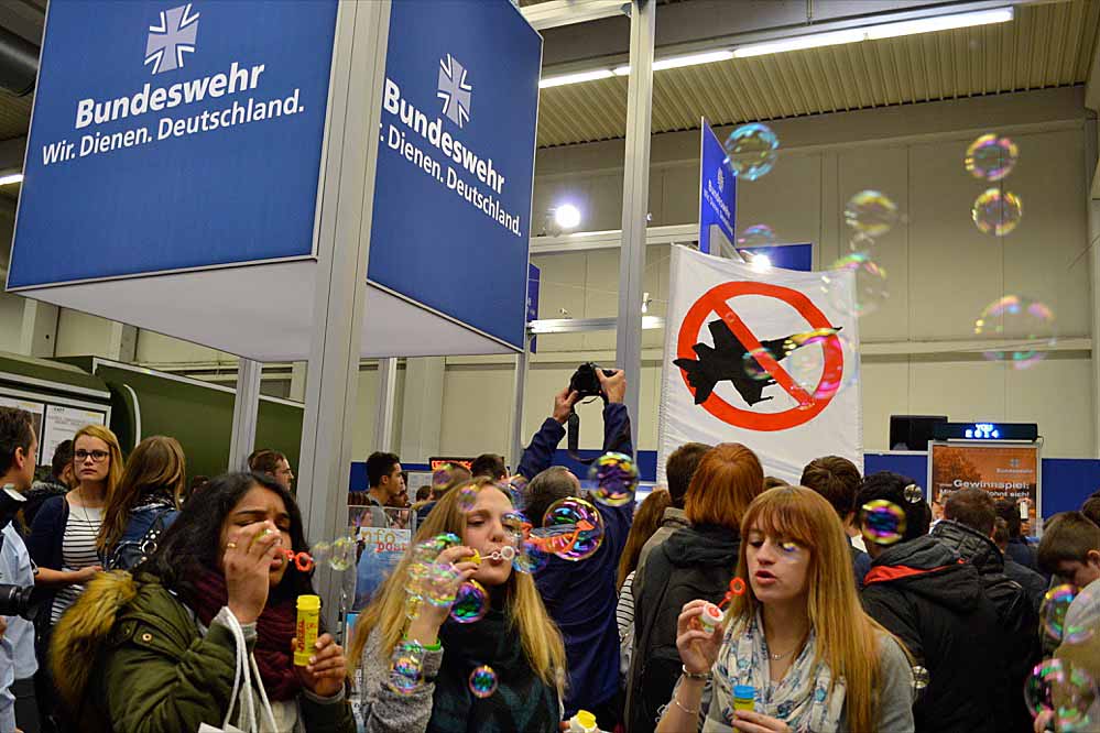 Das Bündnis „Krieg ist kein Funsport“ protestierte gegen die Teilnahme der Bundeswehr auf der Jugendmesse YOU.