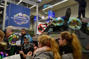 Das Bündnis „Krieg ist kein Funsport“ protestierte gegen die Teilnahme der Bundeswehr auf der Jugendmesse YOU.