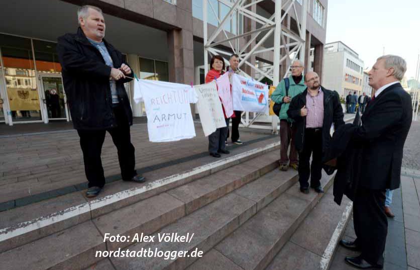 Die Dortmunder Gruppe des bundesweiten Bündnisses „Umfairteilen" fordert eine gerechtere Lastenverteilung.