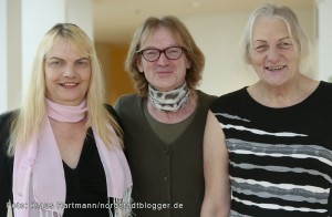 Transidenten-Organisationen Lili Marlene und Transbekannt hissen zusammen mit Unterstützerinnen und Unterstützern Regenbogenfahne am Rathaus. . Transidente: V. l. Tanja Lindner, Sabrina Damerow und Mandy Walczak