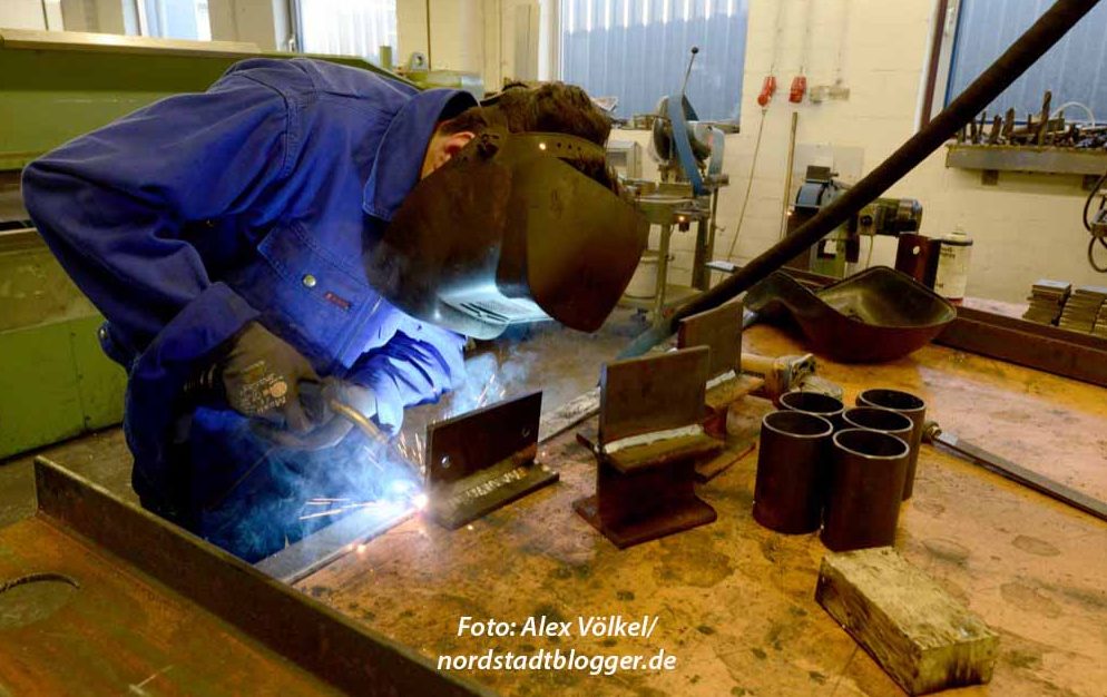 Der junge Flüchtling macht bei Viet Metallbau seine Ausbildung.