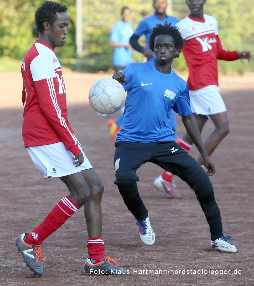 BuntKicktGut-Abschlussveranstaltung 2014. Finale U-18, Das Team vom Vicenzheim, blaue Trikots, gewinnt gegen AWO Clearinghaus mit 3:1