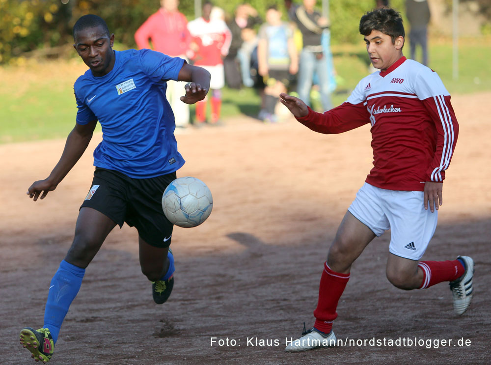 BuntKicktGut-Abschlussveranstaltung 2014. Finale U-18, Das Team vom Vicenzheim, blaue Trikots, gewinnt gegen AWO Clearinghaus mit 3:1