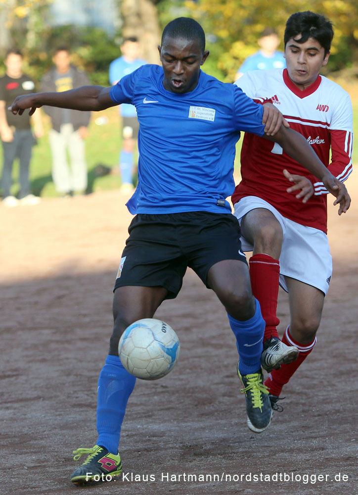 BuntKicktGut-Abschlussveranstaltung 2014. Finale U-18, Das Team vom Vicenzheim, blaue Trikots, gewinnt gegen AWO Clearinghaus mit 3:1