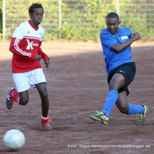 BuntKicktGut-Abschlussveranstaltung 2014. Finale U-18, Das Team vom Vicenzheim, blaue Trikots, gewinnt gegen AWO Clearinghaus mit 3:1