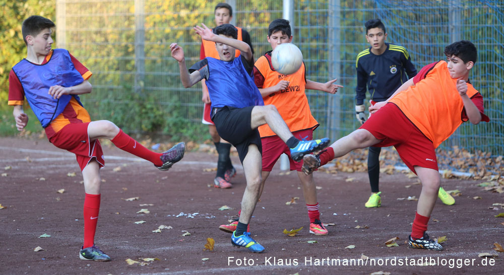 BuntKicktGut-Abschlussveranstaltung 2014. Finale U16, FC Dortmund, blaue Trikots, gewinnt gegen Tarabt & Co mit 3:1