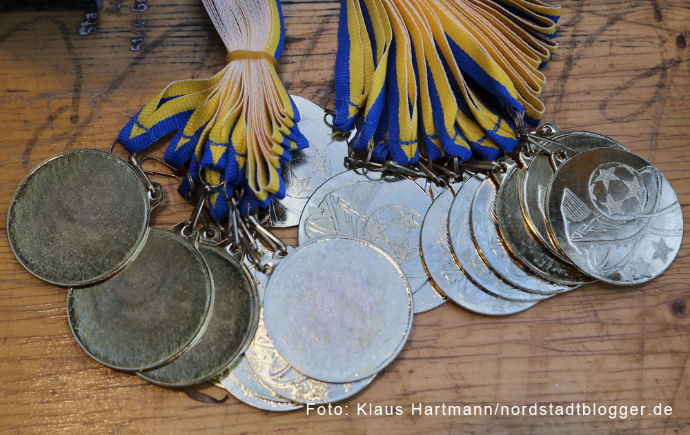 BuntKicktGut-Abschlussveranstaltung 2014. Medaillen und Pokale als Preis