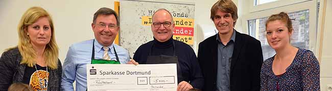 Zur Spendenübergabe wurde in der Kindertagesstätte St. Aposteln ein Obstsalat vorbereitet, v.l.: Jasmin Verhoff, Inklusionskraft, Dr. Gert Fischer, Propst Andreas Coersmeier, Alwin Buddenkotte und Meike Beulshausen vom Projekt „AKTIV“ des SkM. Foto: pdp