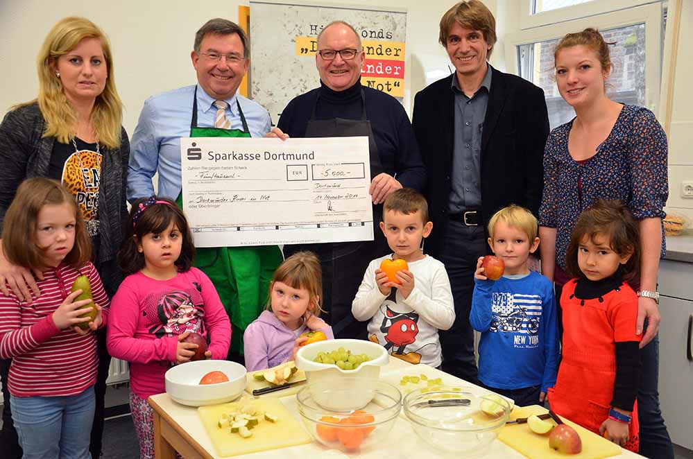  Zur Spendenübergabe wurde in der Kindertagesstätte St. Aposteln ein Obstsalat vorbereitet, v.l.: Jasmin Verhoff, Inklusionskraft, Dr. Gert Fischer, Propst Andreas Coersmeier, Alwin Buddenkotte und Meike Beulshausen vom Projekt „AKTIV“ des SkM. Foto: pdp