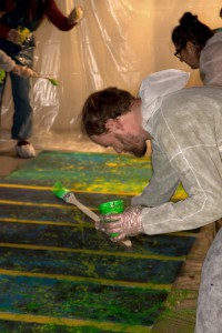 Neue Wege. Gemeinsames Malen eines 6m langen Bildes als Aktionskunst im Seitenschiff der Pauluskirche. Fortsetzung der Serie Treppenbilder von Marika Bergmann (Altelier21).Foto: Uwe Fröhlich