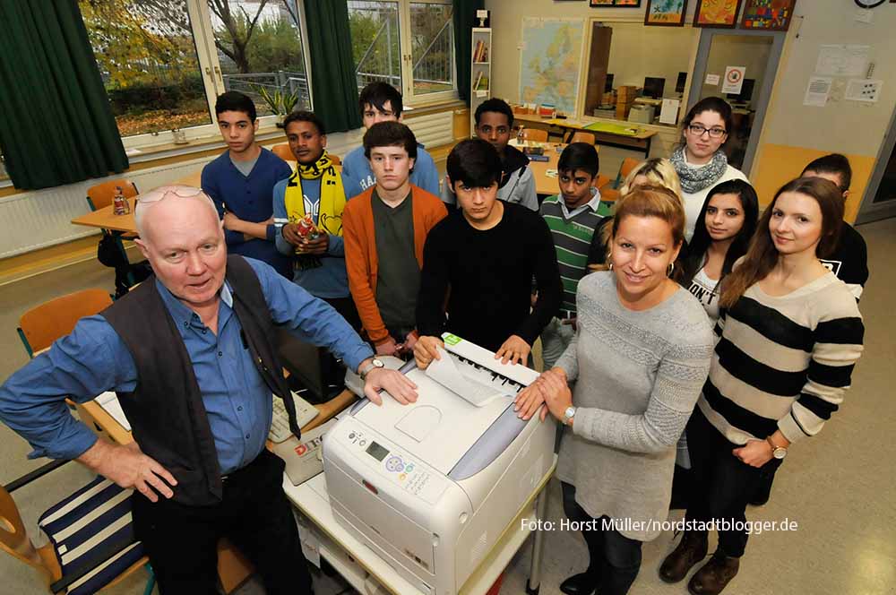 Große Freude über neue Drucker bei Helmut Pauli (l) und Sybille Weigelt (re) von der Schule am Hafen Die Hauptschule erhielt von ihrem Paten, der der DOKOM21, im Rahmen seines Engagemaents "schlau und fit - Veantwortung für die Region". Jenny Schnitter (2.v.r) von Dokom hatte auch noch Weihnachtstüten für die Patenkinder der 6. Klasse dabei.