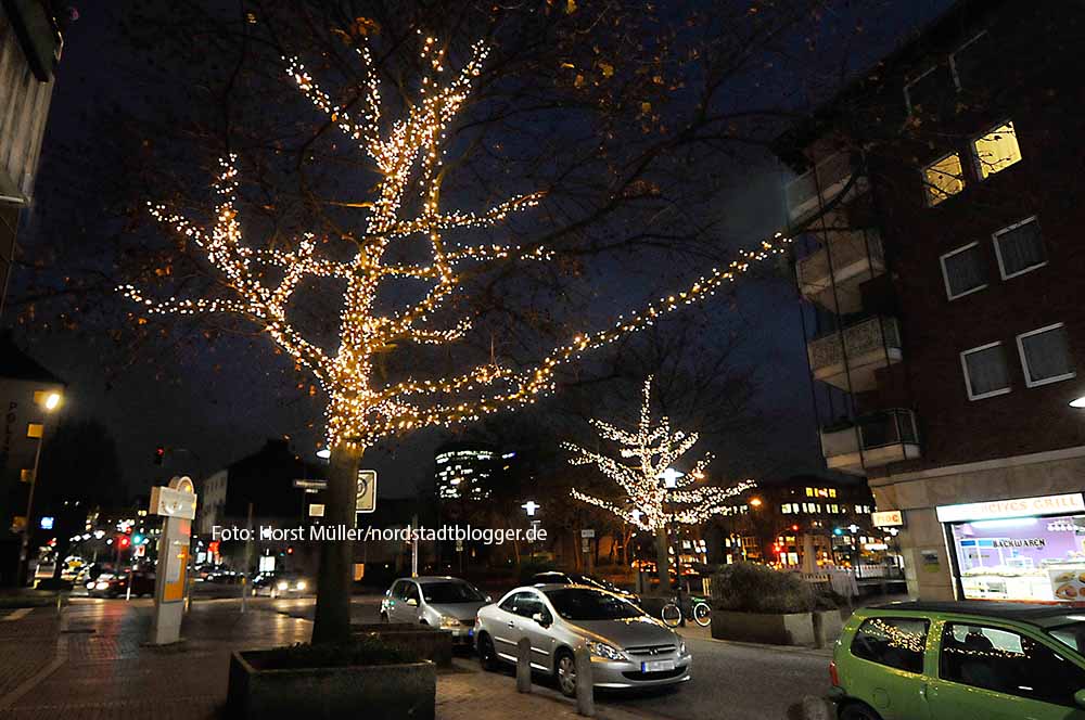 Willkommen heißen sechs illuminierte Bäume in der Münsterstraße. Am südlichen (Heiligegartenstraße) sowie nördlichen (Mallinckrodtstraße) Eingang der verkehrsberuhigten Zone und auf dem Platz vor der Josefskirche leuchten sie bis zum 6. Januar während der dunklen Tageszeit. Die neue Weihnachtsbeleuchtung der IG Münsterstraße wurde von der Wirtschaftsförderung Dortmund unterstützt.