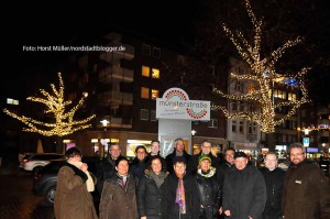 Willkommen heißen sechs illuminierte Bäume in der Münsterstraße. Am südlichen (Heiligegartenstraße) sowie nördlichen (Mallinckrodtstraße) Eingang der verkehrsberuhigten Zone und auf dem Platz vor der Josefskirche leuchten sie bis zum 6. Januar während der dunklen Tageszeit. Die neue Weihnachtsbeleuchtung der IG Münsterstraße wurde von der Wirtschaftsförderung Dortmund unterstützt.