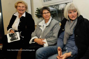 Renate Krajecki (l.) war schon beim Richtfest der Kindertagesstätte Nord dabei. 1972 wurde sie Leiterin und blieb es 20 Jahre. Barbara Müller und Iris Zimmler   waren lange Zeit ihre MItarbeiterinnen. Als Ehrengäste feierten sie mit beim bunten Fest zum 50jährigen Bestehen der Kindertagesstätte Leopoldstraße am 5. Dezember. Mit dem Bau der städtischen Kindertagesstätte Nord begann Anfang der 1960er Jahre die Umgestaltung des Bereichs westllich des Steinplatzes und  des Schlachthofgeländes. Die am 5. Dezember 1964 eingeweihte Einrichtung ist heute ein zertifiziertes FABIDO Familienzentrum.