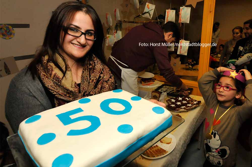 Mit einer selbstgemachten Torte gratulierte dies Mutter zum 50jährigen Bestehen der Kindertagesstätte Leopoldstraße, die am 5. Dezember mit einem bunten Fest für Groß und Klein feierte. Neben den Eltern der heutigen Kinder gratulierten auch viele ehemalige Besucher und Mitarbeiter. Mit dem Bau der städtischen Kindertagesstätte Nord begann Anfang der 1960er Jahre die Umgestaltung des Bereichs westllich des Steinplatzes und  des Schlachthofgeländes. Die am 5. Dezember 1964 eingeweihte Einrichtung ist heute ein zertifiziertes FABIDO Familienzentrum.