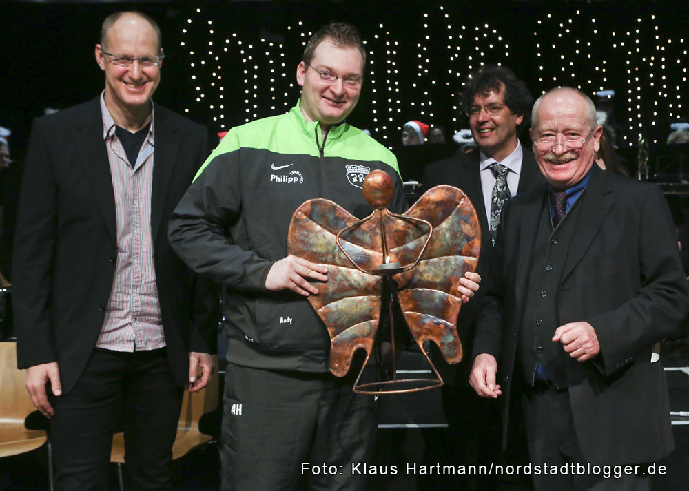 Musik im Advent mit Verleihung der Engel der Nordstadt im Dietrich-Keuning-Haus. Trainer des SC STS Asteria Dortmund Andreas Haase, 2. v. l., ist ein Engel der Nordstadt. V.l.: Christian Schmitt, Julius Ewald Schmitt GbR; Andreas Haase; Martin Gansau, Quartiersmanagement und Bezirksbürgermeister Dr. Ludwig Jörder