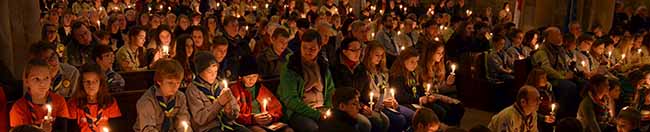 Rund 1000 evangelische und katholische Pfadfinderinnen und Pfadfinder feierten im Dezember 2013 in Dortmund den ökumenischen Aussendungsgottesdienst für das Friedenslicht in der St. Reinoldikirche. Foto: pdp