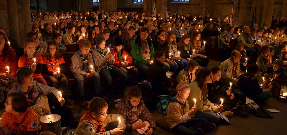 Rund 1000 evangelische und katholische Pfadfinderinnen und Pfadfinder feierten im Dezember 2013 in Dortmund den ökumenischen Aussendungsgottesdienst für das Friedenslicht in der St. Reinoldikirche. Foto: pdp
