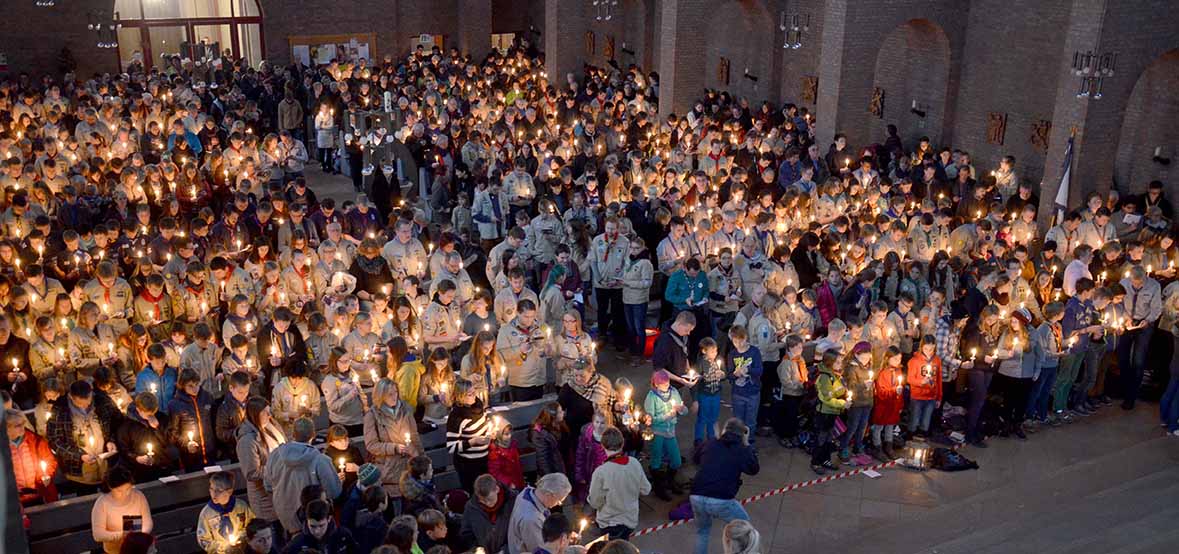 Mehr als 800 Gottesdienstbesucher feierten in der St. Josephskirche in Dortmund die Aussendung des Friedenslichts aus Bethlehem.