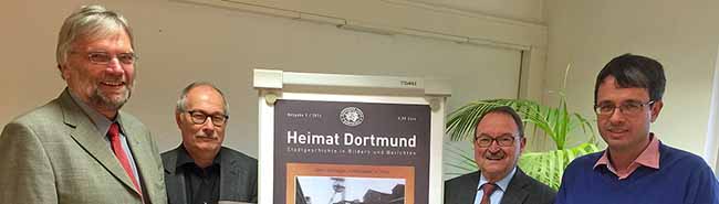 Mit Arbeitskämpfen und Streiks befasst sich die neue Ausgabe der historischen Zeitschrift „Heimat Dortmund“. Von links nach rechts: die Herausgeber Horst Delkus und Prof. Dr. Karl Lauschke, Adolf Miksch, Vorsitzender des Historischen Vereins für Dortmund und die Grafschaft Mark mit Geschäftsführer Dr. Stefan Mühlhofer. (Foto: Joachim vom Brocke)