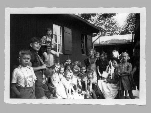 Zwei Baracken mitten auf dem Nordmarkt und eine "KIndergärtnerin" in weißer Schürze - so erlebten diese Kinder noch in den 1960er Jahren ihre Ganztagsbetreuung.