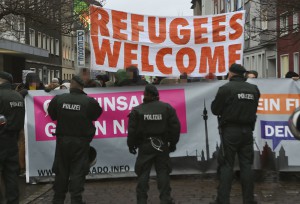 Gegendemonstranten verhinderten erfolgreich ein Kundgebung der Partei "Die Rechte" in der Nordstadt. Die Zugänge zum Münsterplatz waren früh von Gegendemonstranten besetzt