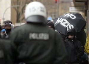 Gegendemonstranten verhinderten erfolgreich ein Kundgebung der Partei "Die Rechte" in der Nordstadt. Die Zugänge zum Münsterplatz waren früh von Gegendemonstranten besetzt